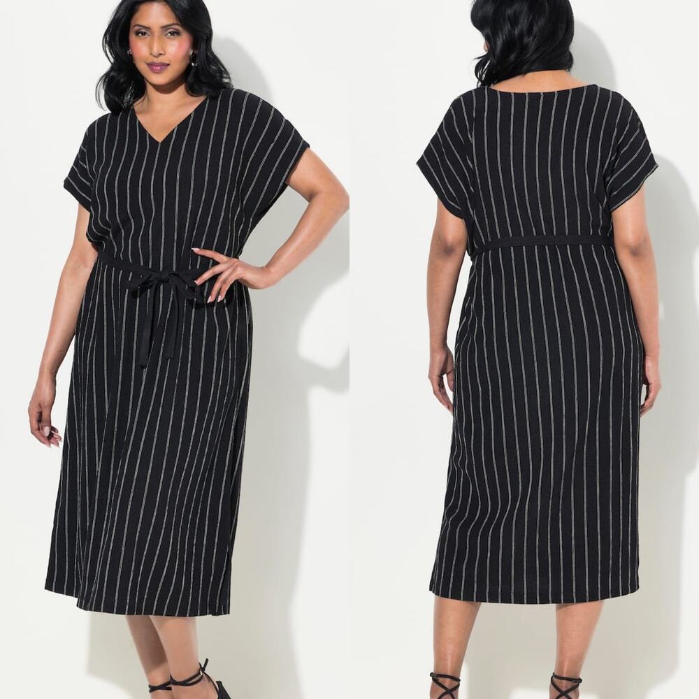 Ulla Popken Mixed Leaf Print Short Sleeve Midi Dress in Black & White